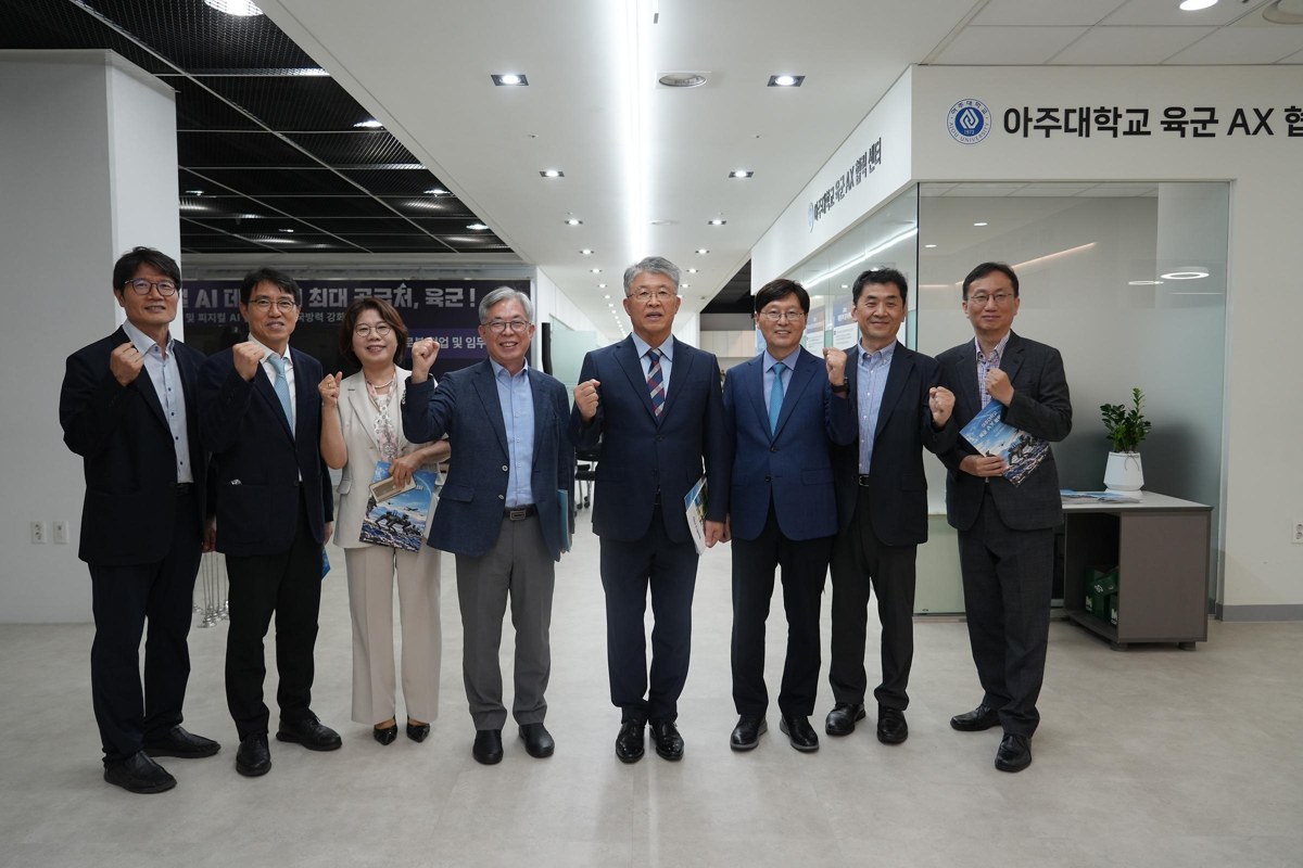 판교 국방 AX 거점에서 아주대 관계자들이 함께한 모습